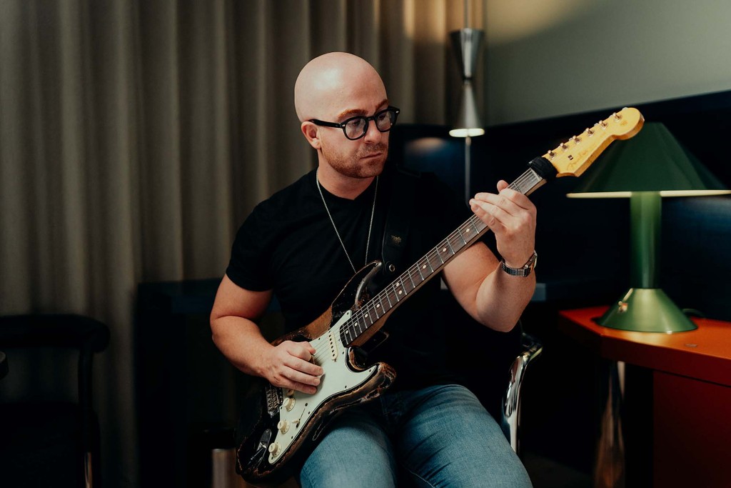James Anderson mit E-Gitarre